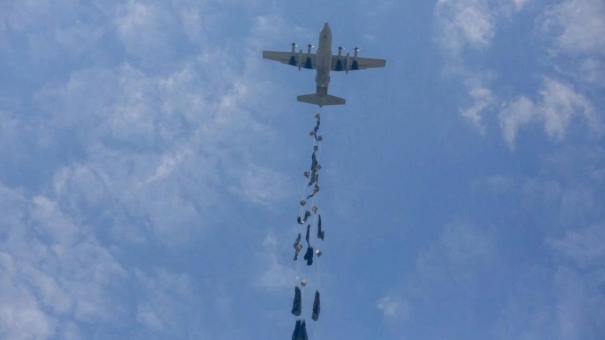 9 quốc gia thả hàng cứu trợ bằng máy bay xuống Gaza